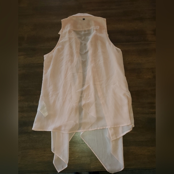Guess Light pink flowy button up tank size small - Picture 4 of 6